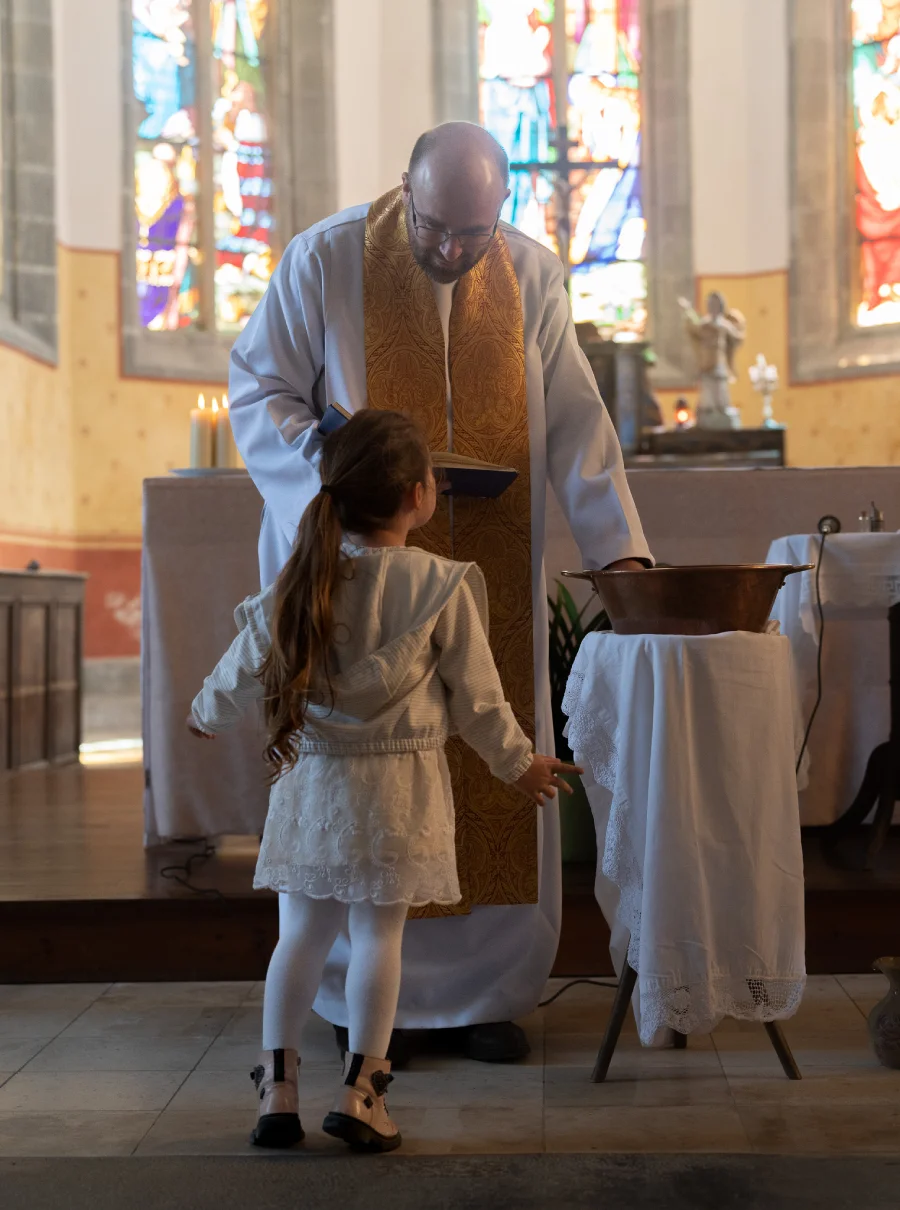bapteme_cure_enfant_curieux
