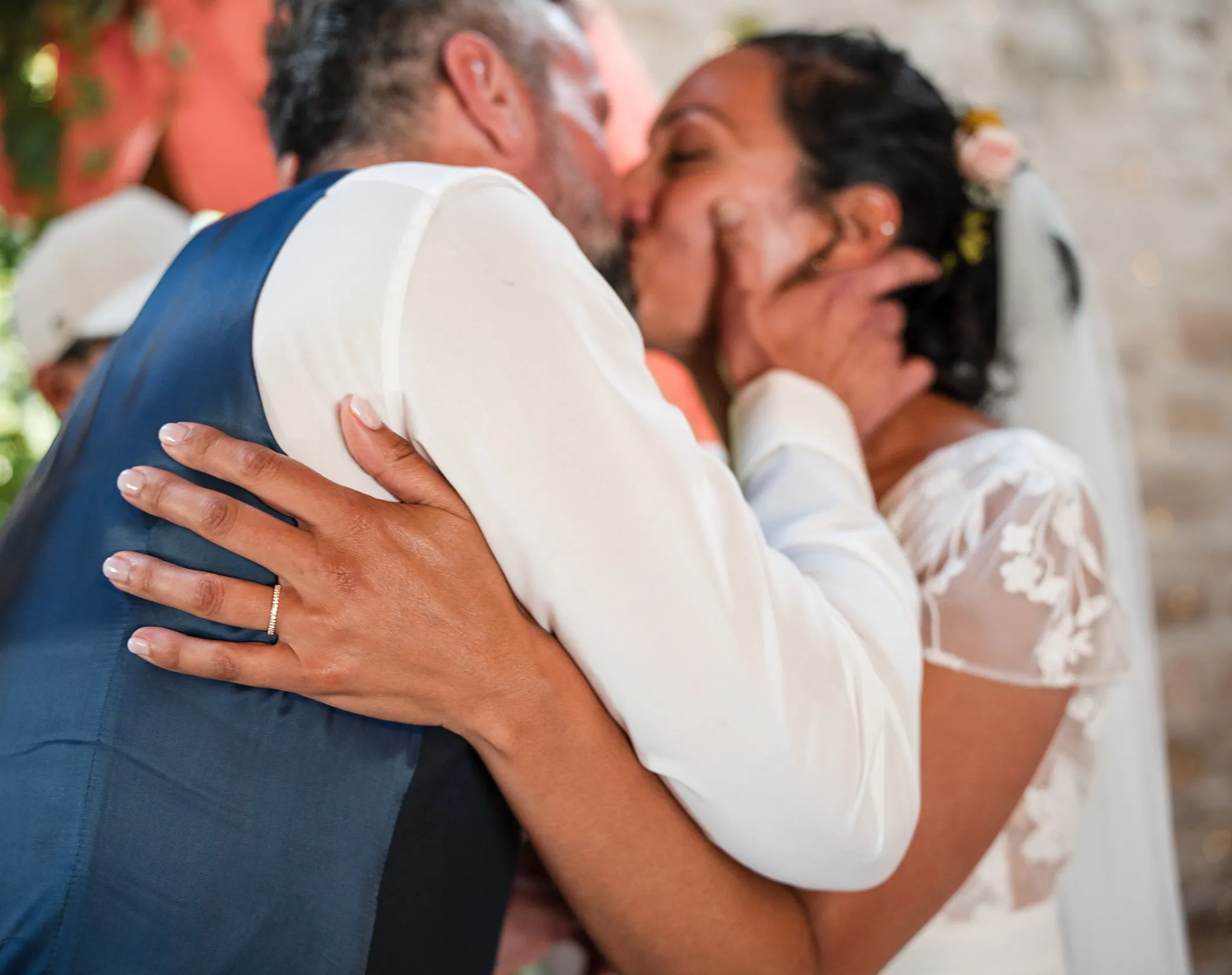 mariage_couple_bisous_alliance